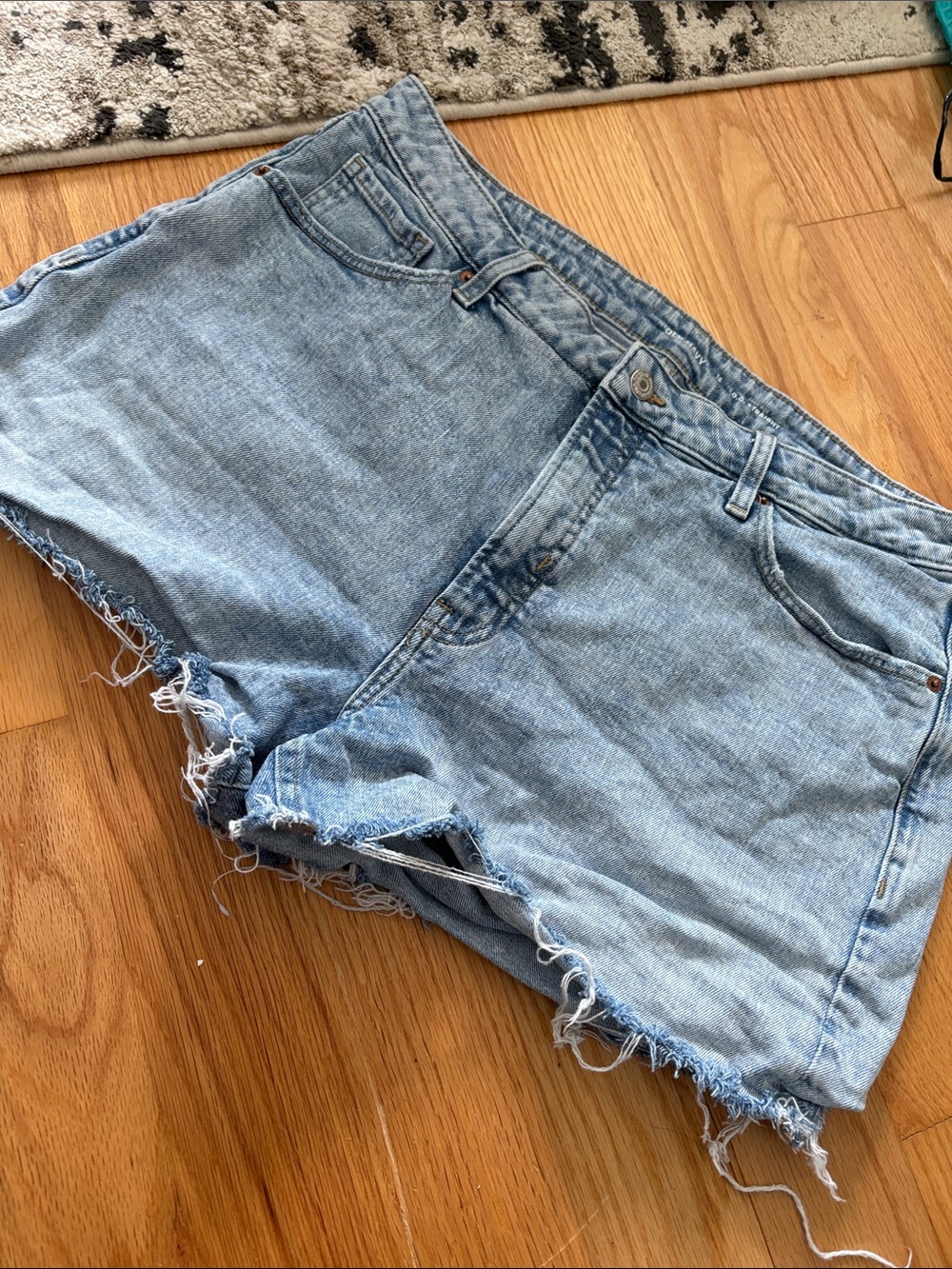 Old Navy Light Wash Frayed Hem Denim Shorts